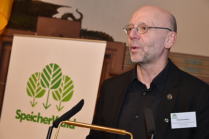 Christian Bersin, Leiter des Amts für Klima- und Naturschutz Saarbrücken, begrüßt die Gäste im Rathaus. - Foto: Frank Bredel