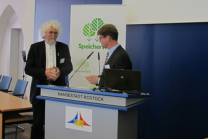 Prof. Dr. Hannes Knapp und Moderator David J. W. Pilgrim (v. li.). - Foto: Silke Lunnebach/Klima-Bündnis