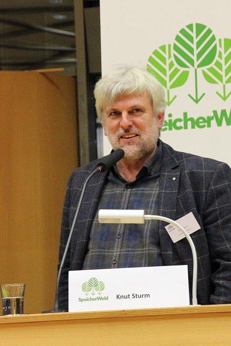 Knut Sturm berichtet von seinen Erfahrungen als Revierleiter im Stadtwald Lübeck. - Foto: Silke Lunnebach/Klima-Bündnis